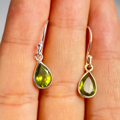 RUTH, STŘÍBRNÉ NÁUŠNICE, PERIDOT, AG 925/1000