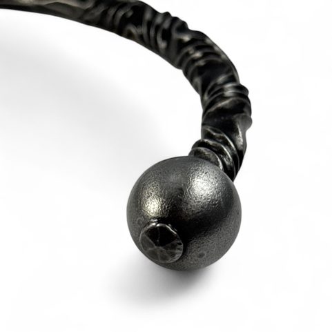 KOVANÝ TORQUES UKONČENÝ KULIČKAMI