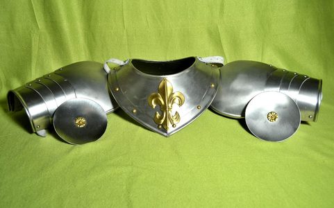 NÁKRČNÍK A RAMENA, FLEUR DE LIS