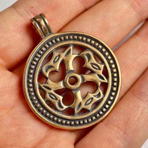 VELKOMORAVSKÝ ZOOMORFNÍ SLUNEČNÍ SMYBOL, BRONZOVÝ PŘÍVĚŠEK