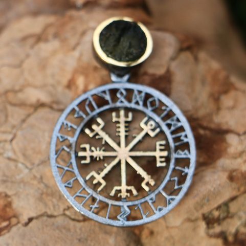 VEGVISIR - KOMPAS, ISLANDSKÁ RUNA, STŘÍBRNÝ PŘÍVĚSEK S VLTAVÍNEM, AG 925