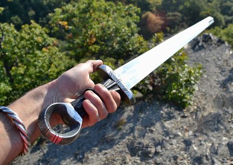 VIKINGSKÝ MEČ S PRSTENCOVOU HLAVICÍ