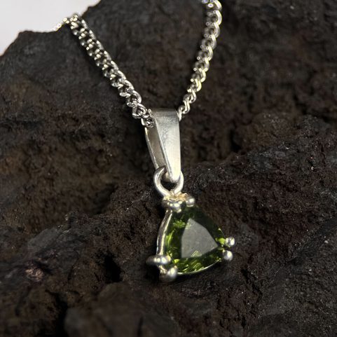 TRIANGULAR, STŘÍBRNÝ PŘÍVĚSEK S VLTAVÍNEM 7X7 MM, AG 925