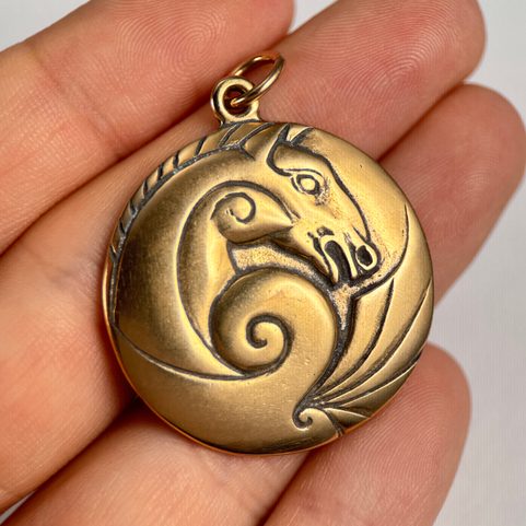 KELTSKÝ KŮŇ AMULET BRONZ