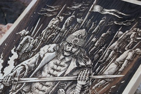 VLAD TAUPESH NÁSTĚNNÁ DEKORACE, DŘEVO 32X46CM