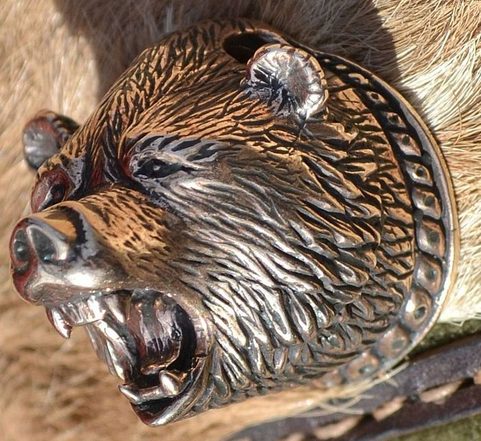 BERSEKER, MEDVĚD S RANĚ STŘEDOVĚKÝMI ORNAMENTY, BRONZ