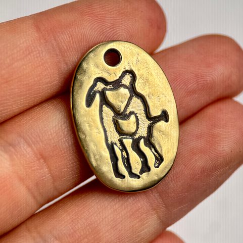 ELSKERE, MILENCI, SKALNÍ RYTINA TANUM, ŠVÉDSKO, MOSAZNÝ AMULET