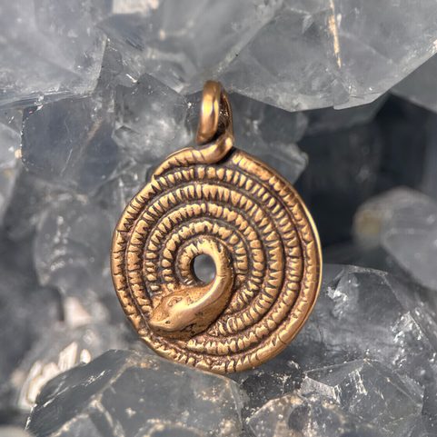 STOČENÝ HAD, PŘÍVĚŠEK, BRONZ