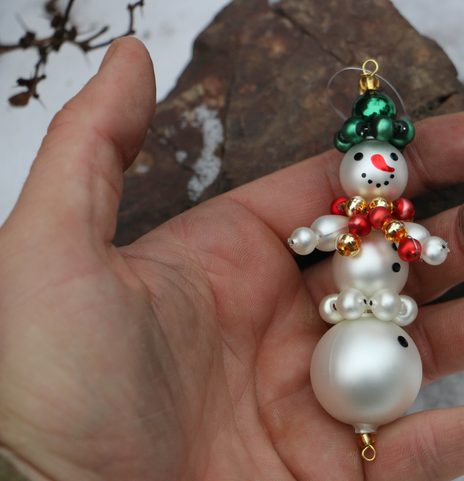 VÁNOČNÍ OZDOBA SNĚHULÁČEK NA SKŘIPCI Z KRKONOŠ