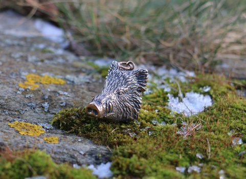 DIVOČÁK - KANEC, MASIVNÍ AMULET KANČÍ HLAVA BRONZ