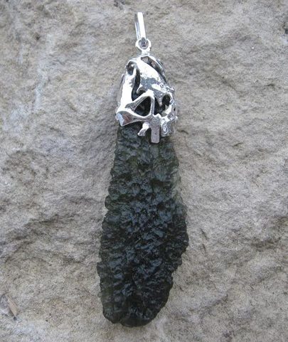 NEMESIS, STŘÍBRNÝ PŘÍVĚSEK S VLTAVÍNEM, AG 925