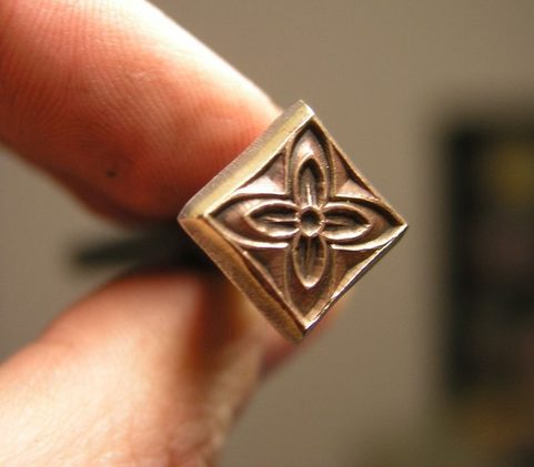 KVĚT V RÁMEČKU, RAZNICE DO KŮŽE