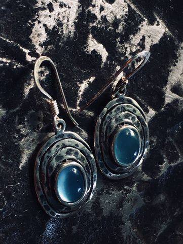 AQUARIUS, STŘÍBRNÉ NÁUŠNICE S MODRÝM CHALCEDONEM, AG 925