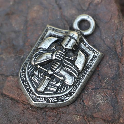 RYTÍŘ VE ZBROJI, AMULET, ZINEK
