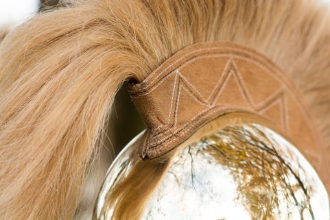 ŘECKÁ PŘILBA S CHOCHOLEM, MOSAZ