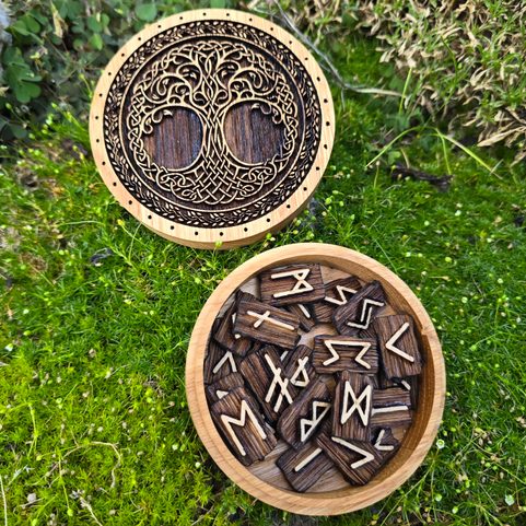 RUNY - FUTHARK S KRABIČKOU - YGGDRASIL