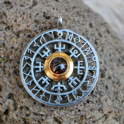VEGVISIR - KOMPAS, ISLANDSKÁ RUNA, STŘÍBRNÝ PŘÍVĚSEK, AG 925, GRANÁT 12G