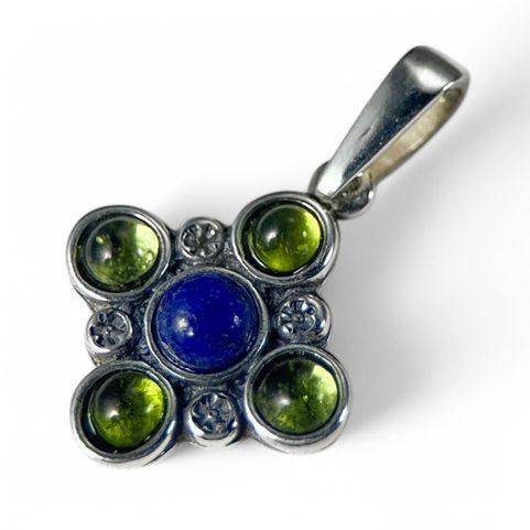 PRAGA, STŘEDOVĚKÝ STŘÍBRNÝ PŘÍVĚSEK, PERIDOT A LAPIS LAZULI, AG 925/1000