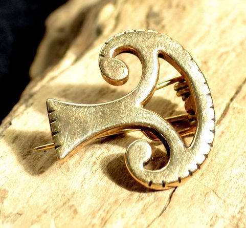 PELTOIDNÍ PROLAMOVANÁ SPONA, MUŠOV, BRONZ, REPLIKA