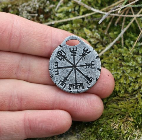 VEGVISÍR AMULET NA KRK, ZINEK