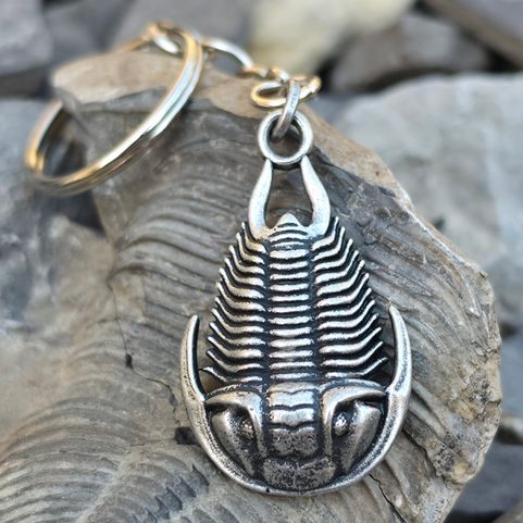 KLÍČENKA S TRILOBITEM, ZINEK