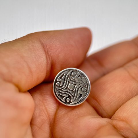 GOTLAND, VIKINSKÝ STŘÍBRNÝ OZDOBNÝ NÝTEK, AG 925