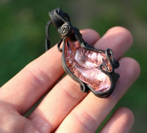 ROSÉ, RŮŽOVÝ SKLENĚNÝ NÁHRDELNÍK