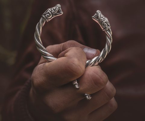 VIKINGSKÝ GOTLANDSKÝ STŘÍBRNÝ NÁRAMEK, VLCI, AG 925, 63 G