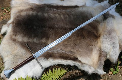 LOTHAR, JEDEN A PŮLRUČNÍ MEČ