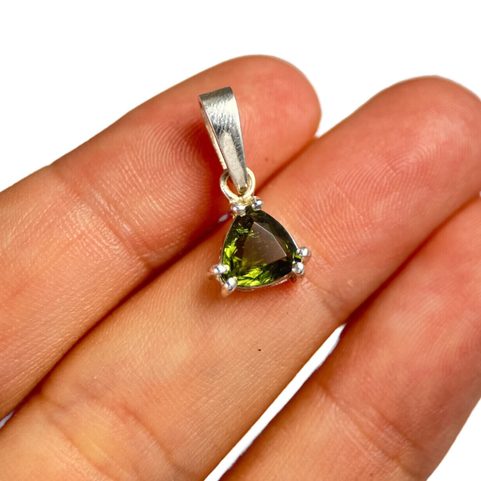 TRIANGULAR, STŘÍBRNÝ PŘÍVĚSEK S VLTAVÍNEM 7X7 MM, AG 925