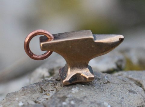 KOVADLINA, PŘÍVĚŠEK, BRONZ