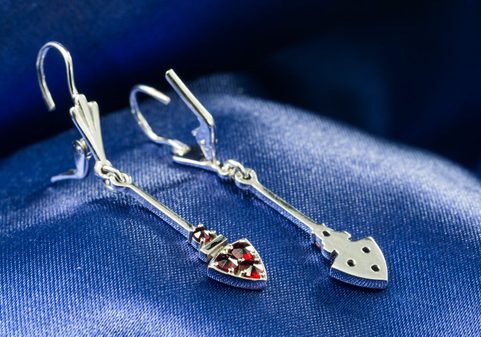 SAGITTA, STŘÍBRNÉ NÁUŠNICE S GRANÁTEM, AG 925