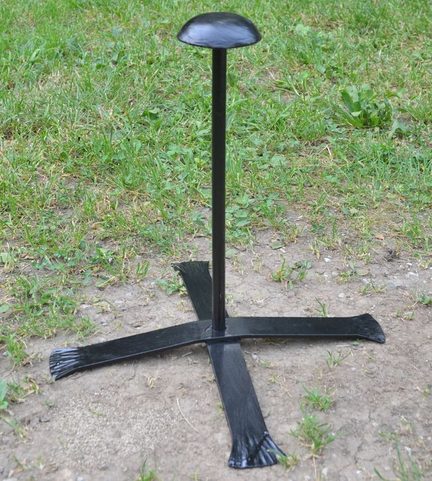 STOJAN PRO PŘILBY, KOVANÝ DRŽÁK