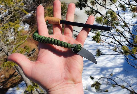 KŘESADLO S RUKOJETÍ BUK 50 MM, PARACORDEM A ŠKRTADLEM KNIFE