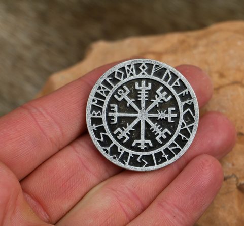 VEGVISIR - KOMPAS, ISLANDSKÁ RUNA, PŘÍVĚŠEK, ZINEK