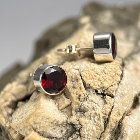 LUCIA, STŘÍBRNÉ NÁUŠNICE, GRANÁT, AG 925/1000