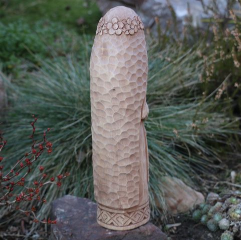 SLOVANSKÁ BOHYNĚ ŽIVA, VYŘEZÁVANÁ DO DŘEVA