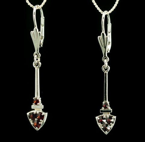 SAGITTA, STŘÍBRNÉ NÁUŠNICE S GRANÁTEM, AG 925