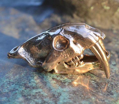 ŠAVLOZUBÝ TYGR, MACHAIRODUS - SMILODON, VELKÝ PŘÍVĚŠEK NA KRK, BRONZ