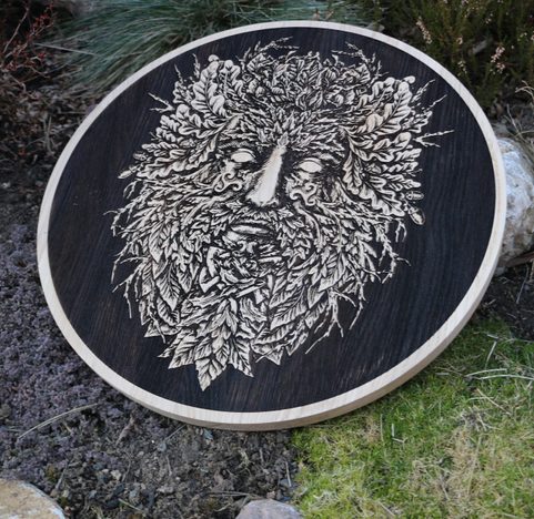 ZELENÝ MUŽ NÁSTĚNNÁ DEKORACE 45CM DUB PÁLENÝ