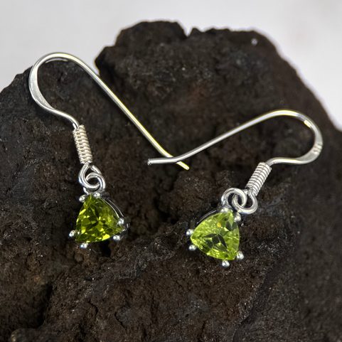 TRIANGULAR, STŘÍBRNÉ NÁUŠNICE S PERIDOTEM, AG 925