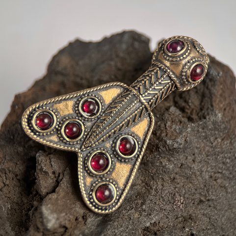 MEROVEJSKÁ FRANSKÁ BROŽ, BRONZ A GRANÁTY, REPLIKA 5. STOL.