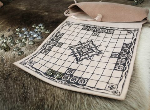 HNEFATAFL - VIKINSKÉ ŠACHY S HRACÍMI KAMENY, CESTOVNÍ BALENÍ