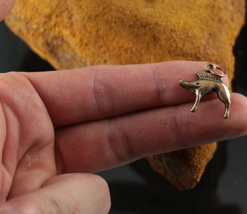 KELTSKÝ KANEC, NEUVY-EN-SULLIAS, PŘÍVĚŠEK BRONZ