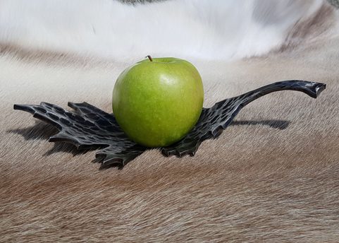 DUB ČERVENÝ, KOVANÁ MISKA