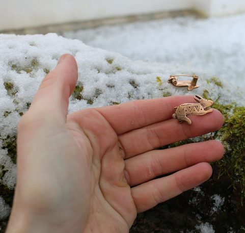 ZAJÍC, ŘÍMSKÁ FIBULA, REPLIKA NÁLEZU