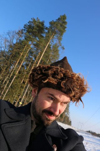 PLSTĚNÁ VLNĚNÁ ČAPKA S LEMEM