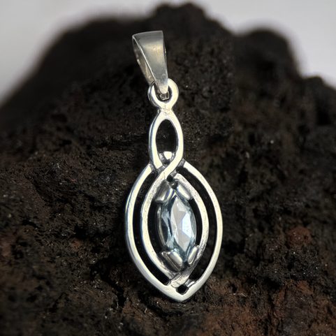 MAIA, STŘÍBRNÝ PŘÍVĚSEK S MODRÝM TOPAZEM, AG 925