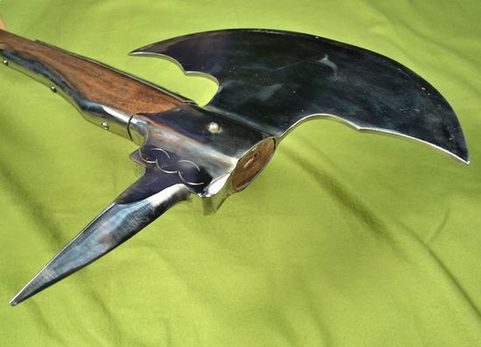 BOJOVÁ SEKERA S TRNEM