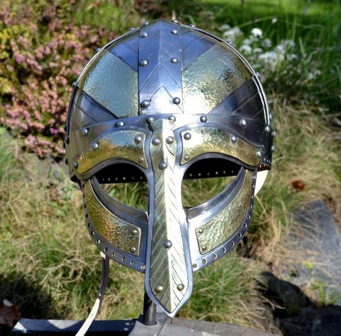 ARNGRIM, HONOSNÁ VIKINGSKÁ PŘILBA ZDOBENÁ MOSAZÍ